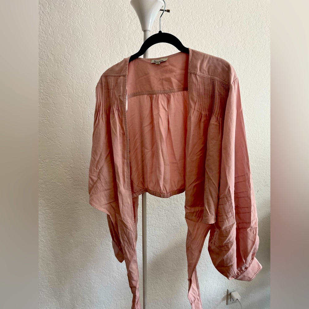 Long sleeved tied shirt.